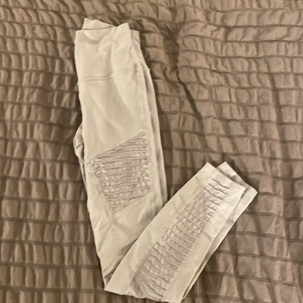 Alo Yoga moto leggings, high waisted in alloy, sz XS
